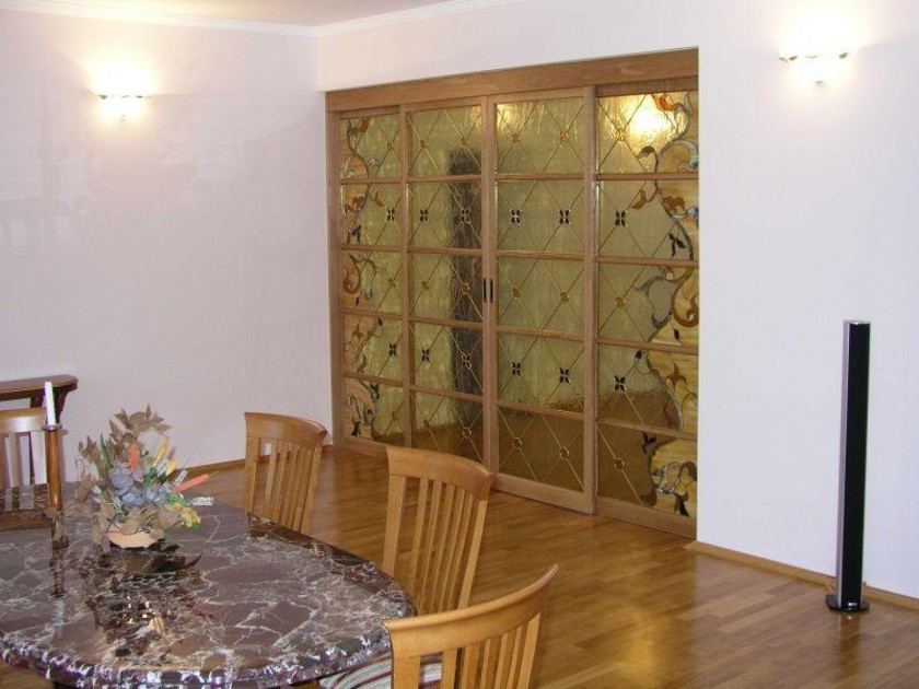 Перегородка для гостиной с цветным стеклом и декоративными вставками Каменск-Шахтинский